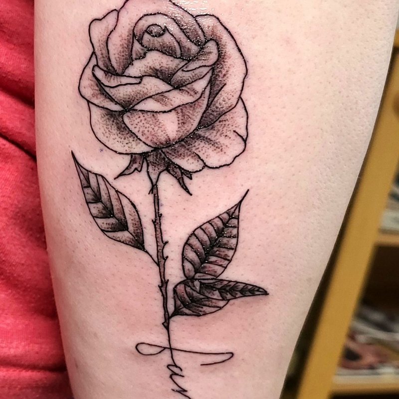Rose mit Schriftzug Tattoo