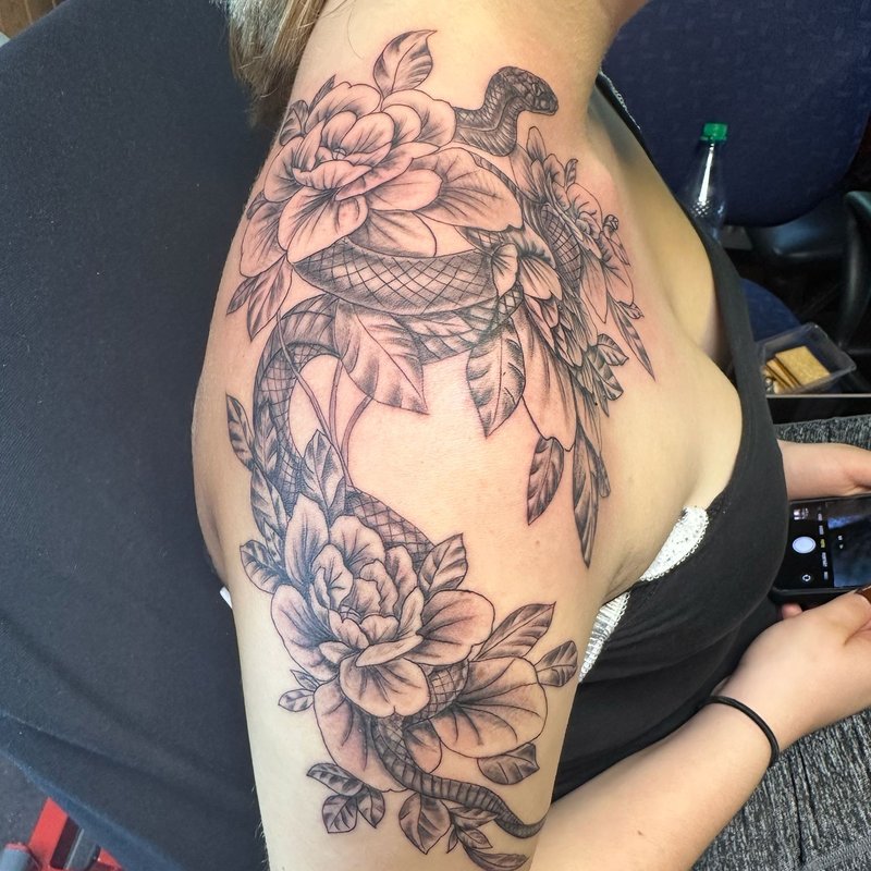 Schlange und Blumen Schulter Tattoo