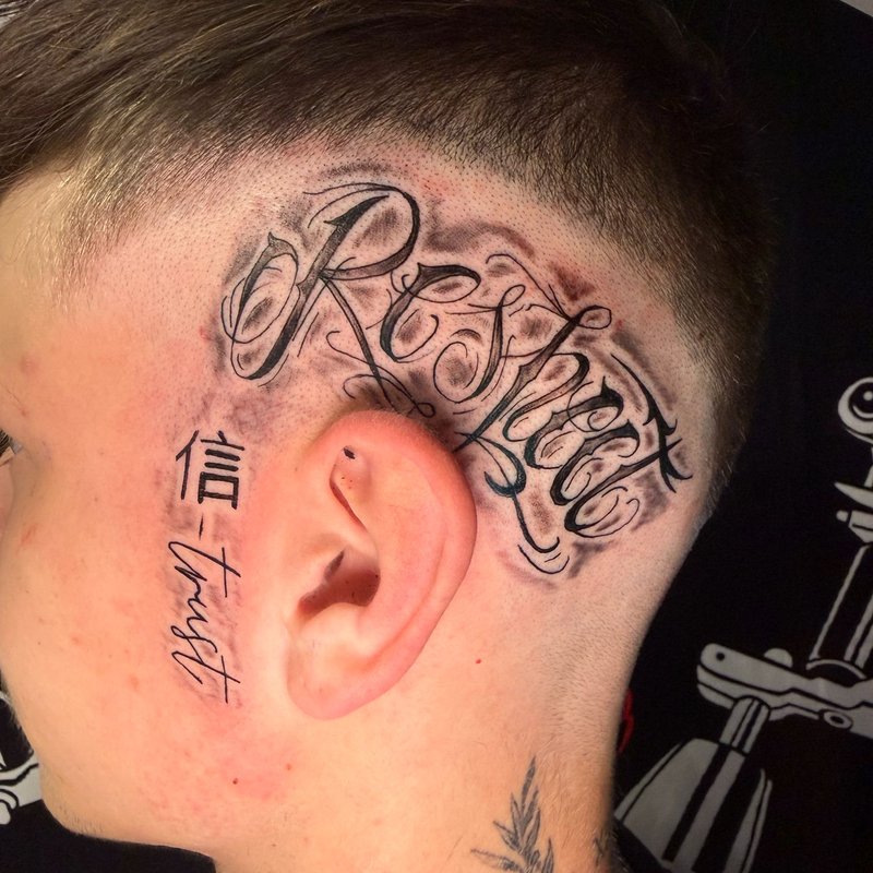 Schriftzug Kopf Tattoo