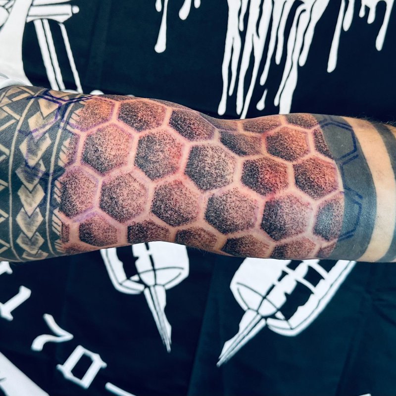 Geometric Honeycomb und Tribal Arm